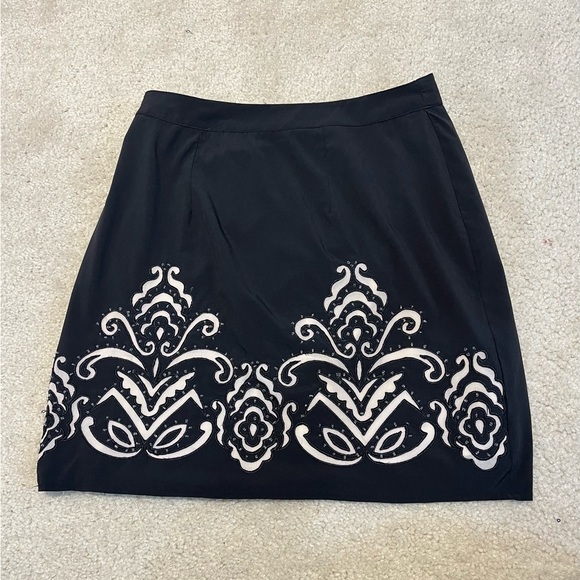 Francesca’s Miami Embroidered Black Mini Skirt Size Small - Picture 3 of 9